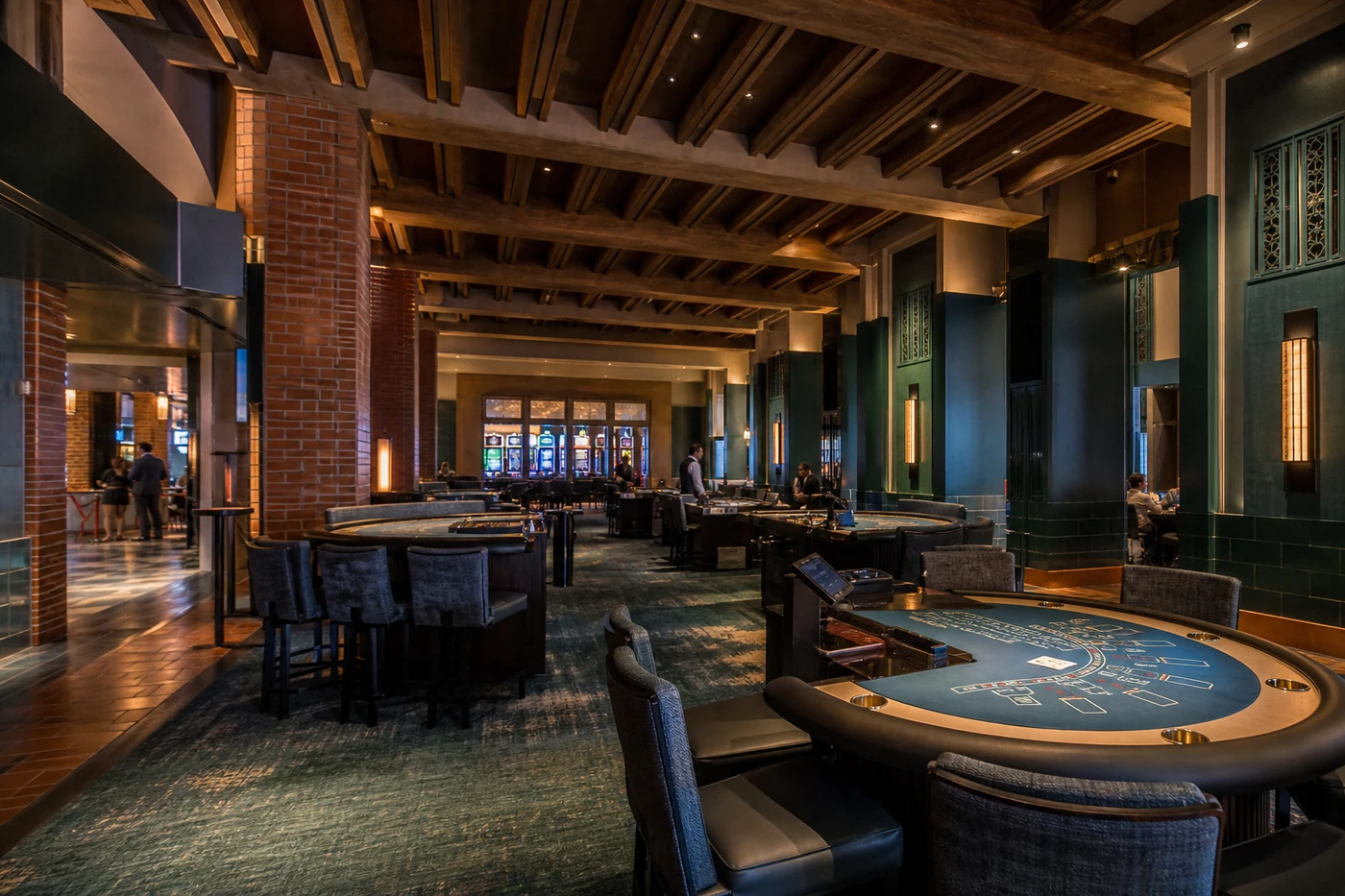 Ruime eigentijdse casinovloer met speeltafels, baksteen en groenblauwe interieurtinten